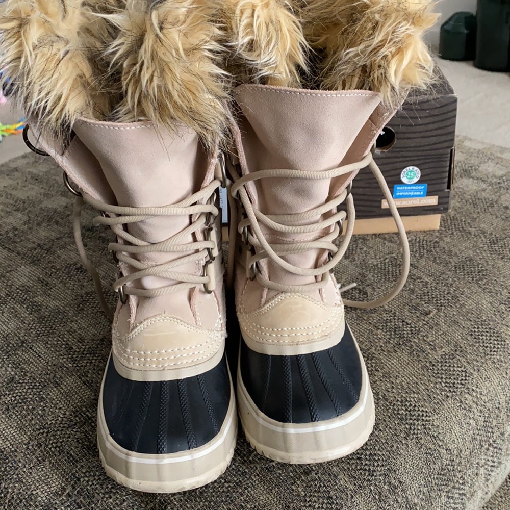Gently used Sorel Joan of Arctic size 6
